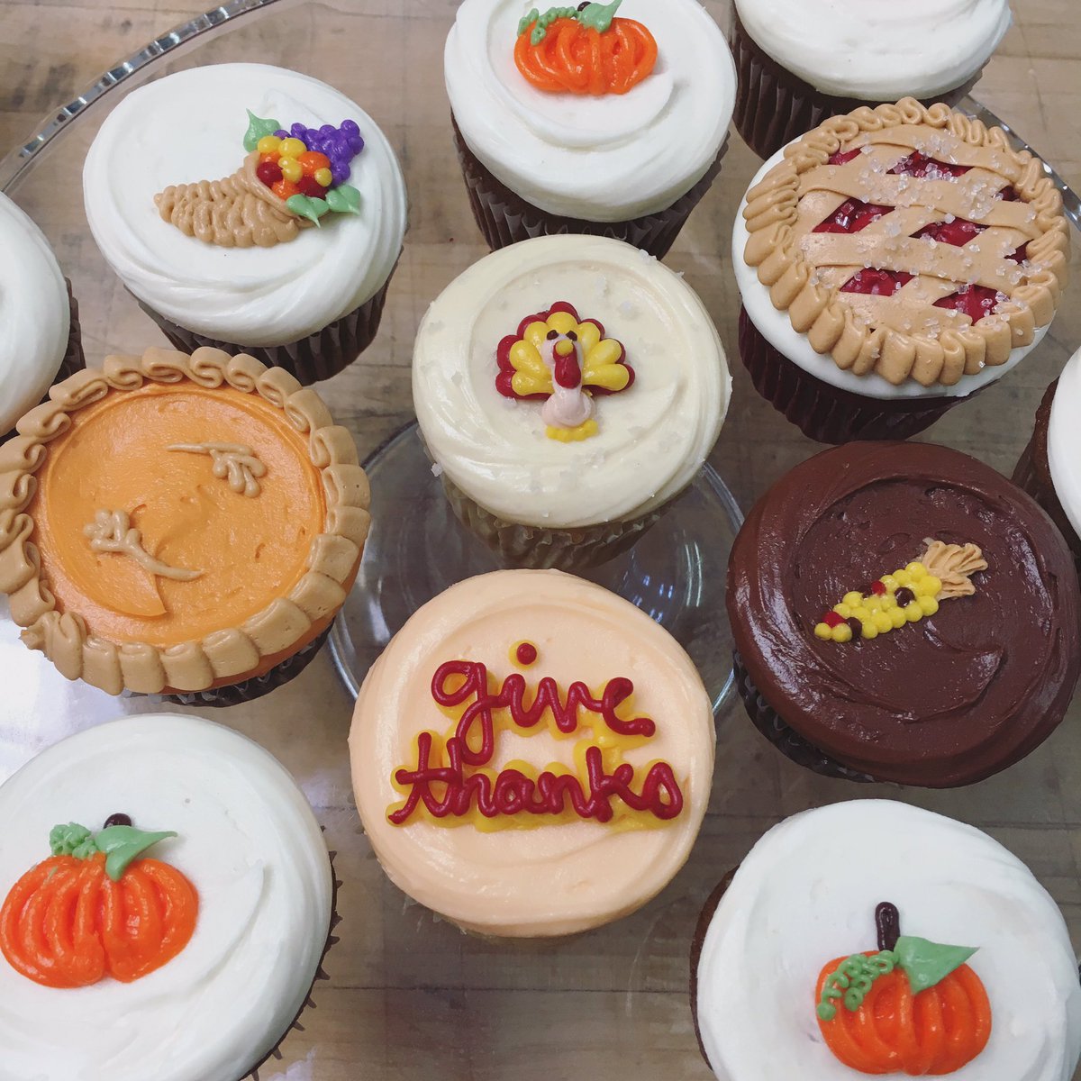 sibbyscupcakery's tweet photo. Place your orders for Thanksgiving cupcakes ASAP for pickup on November 23! 🍗 https://t.co/e4ojOFYmyC