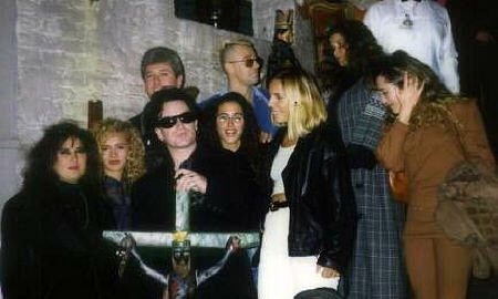 lacucaracha_pdc's tweet image. Some years ago. Bono with a rare indigenous carving wood of Christ. Gift of his friend (behind) the CEO &amp;amp; founder of La Cucaracha in Mexico