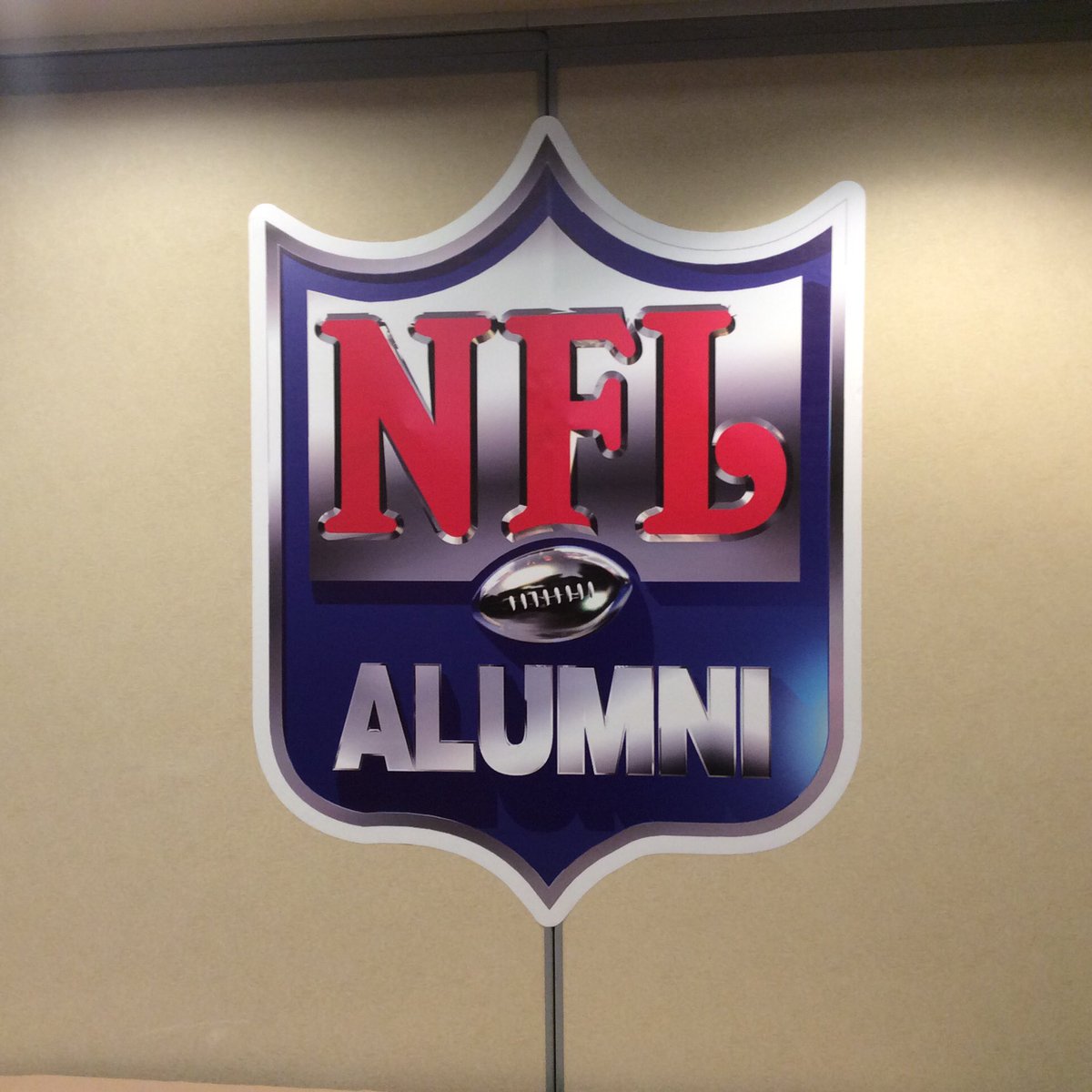 allpro54's tweet photo. Returning from board meetings in Philly great meeting at Lincoln Financial Field... #oneteam https://t.co/yWoxhnVkMw
