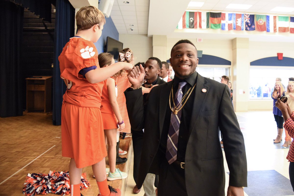 ClemsonFB's tweet photo. The tradition continues...

Enjoyed our stop at Clemson Elementary on the way to the airport today!

#ClemsonFamily 🐅🐾 https://t.co/VOrjDG3EfI