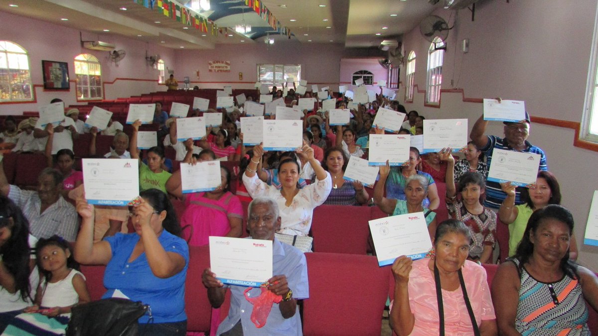 MidesLaChorrera's tweet photo. Graduación de 146 nuevos alfabetizados y 96 voluntarios del Proyecto Yo Si Puedo.
¨Felicidades a todos por ese gran logro¨ @AlcibiadesVV. https://t.co/6CA5f4M45w