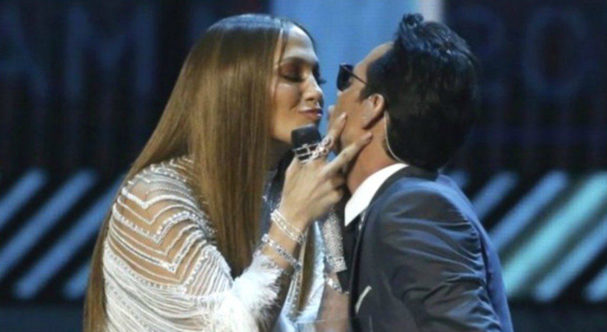 Radio_Formula's tweet photo. #Video @JLo y @MarcAnthony sellan los #Grammy con un beso https://t.co/fFb2XG7DRJ https://t.co/laSLOX3aMp