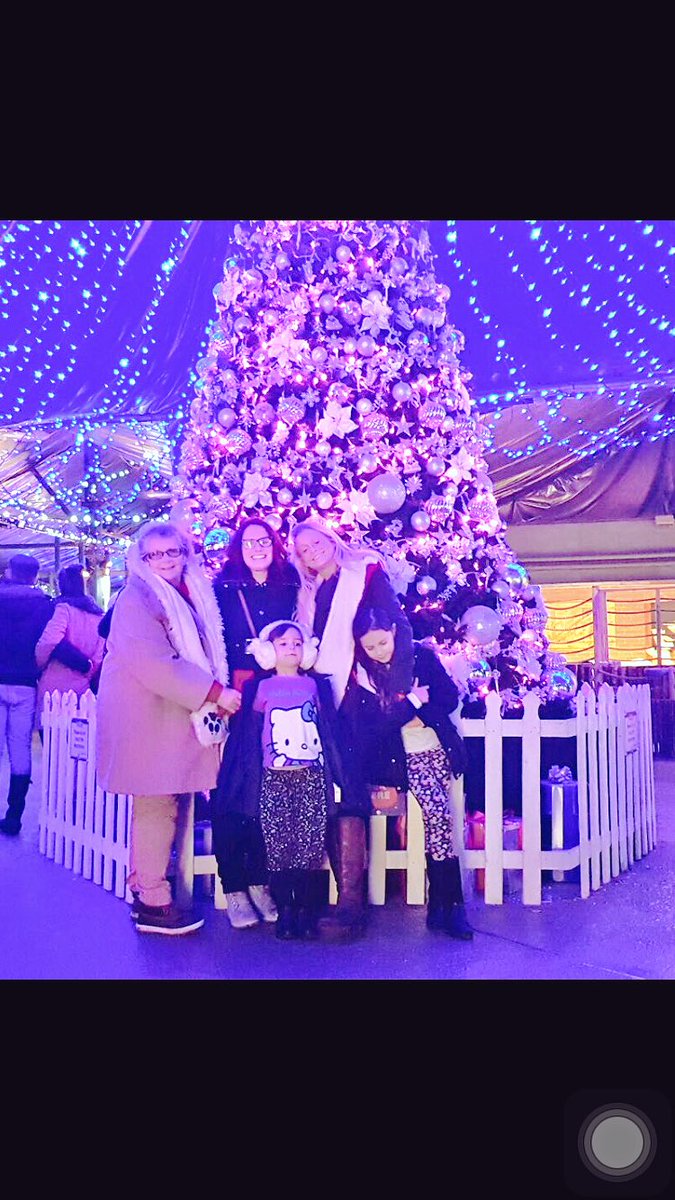 runellie1's tweet photo. What an awesome #familyday @SnowDomeTam 
#winterwonderland🎄👣☃
Loved meeting #Santa 🎅🏼🦄

#Happybirthday @gobakenotts 😍❤️🎂🎈🎉 https://t.co/qskXOuSbxD