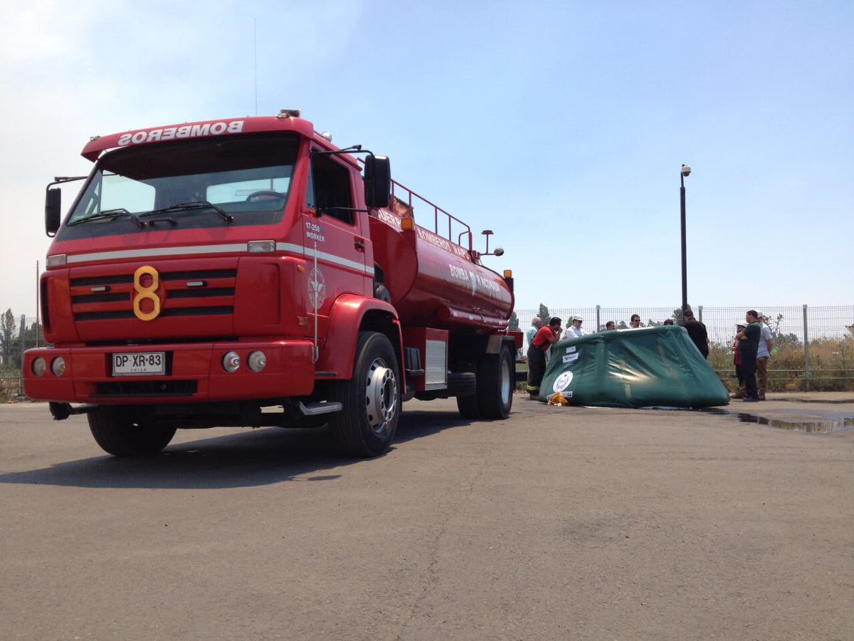 Tarpulin_cl's tweet photo. Finalizamos con éxito el ejercicio de despliegue del nuevo estanque autosoportante para la Compañía de Bomberos de Santiago. https://t.co/dO2ZbLJFjk