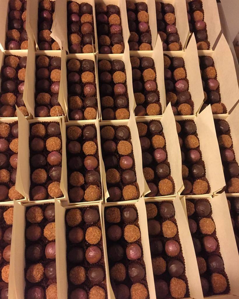 TB_artisan's tweet photo. Packing up our Christmas truffle boxes for tomorrow's @wintermarketls1 https://t.co/44gIsUERhf https://t.co/WFZkpBL8mL