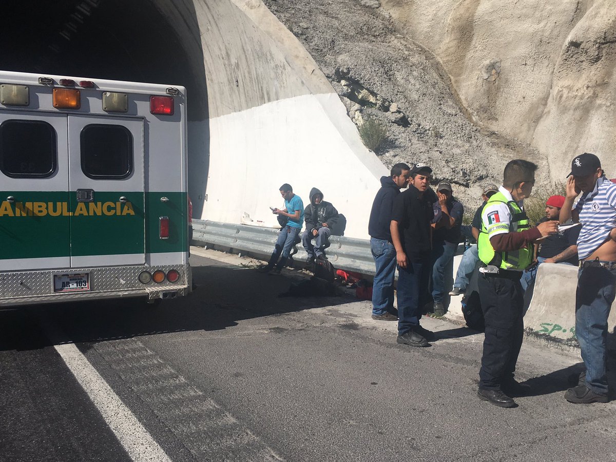 PCIVILARTEAGA's tweet photo. Cerrada carr 57 por accidentes s la altura de los chorros https://t.co/g82Gledgot