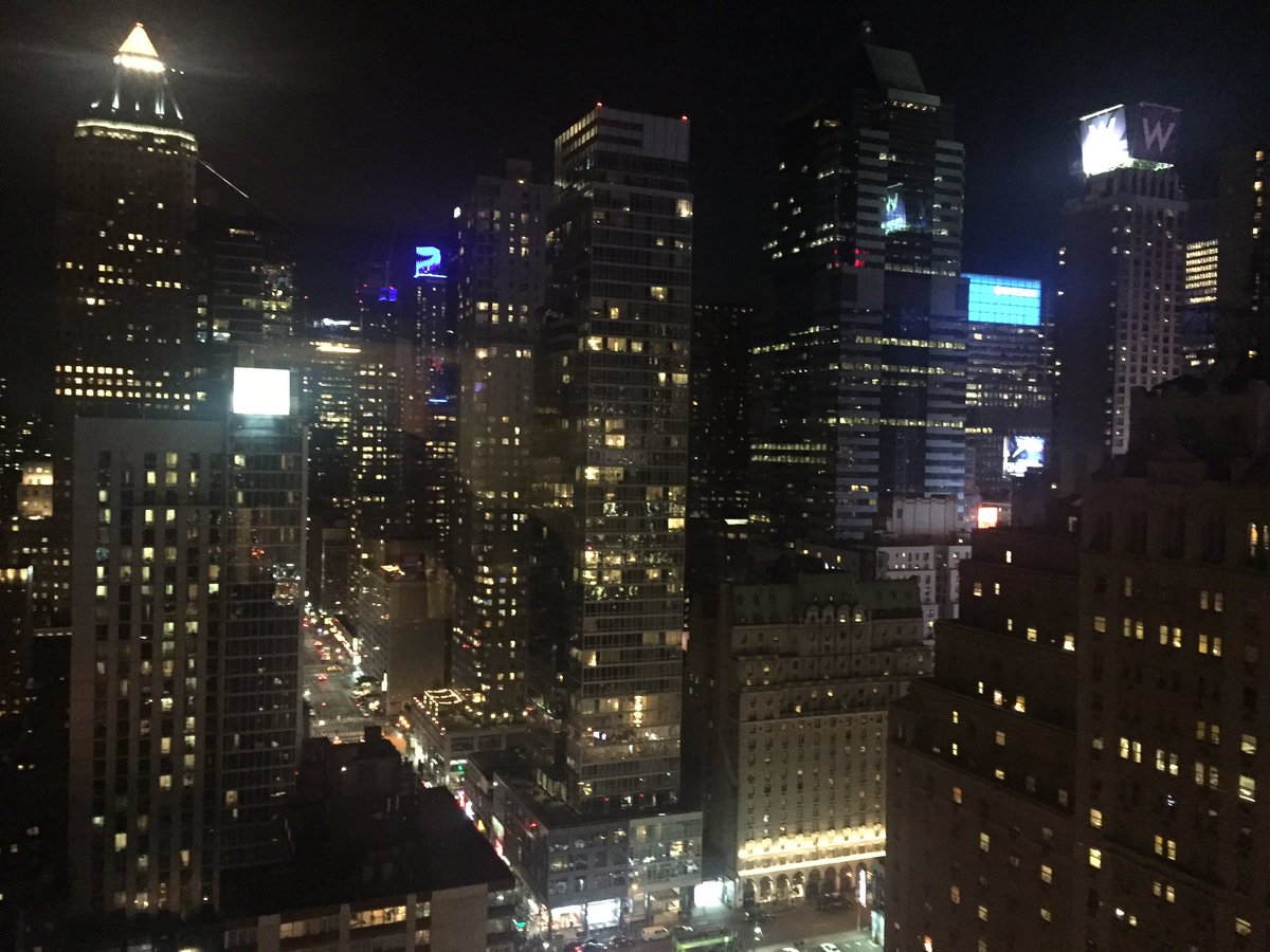 Con esta foto de #NuevaYork os deseo buenas noches y os recuerdo que mañana nos vemos en #Barcelona ! #TourAmorDeLosDos ❤️😘😘😘