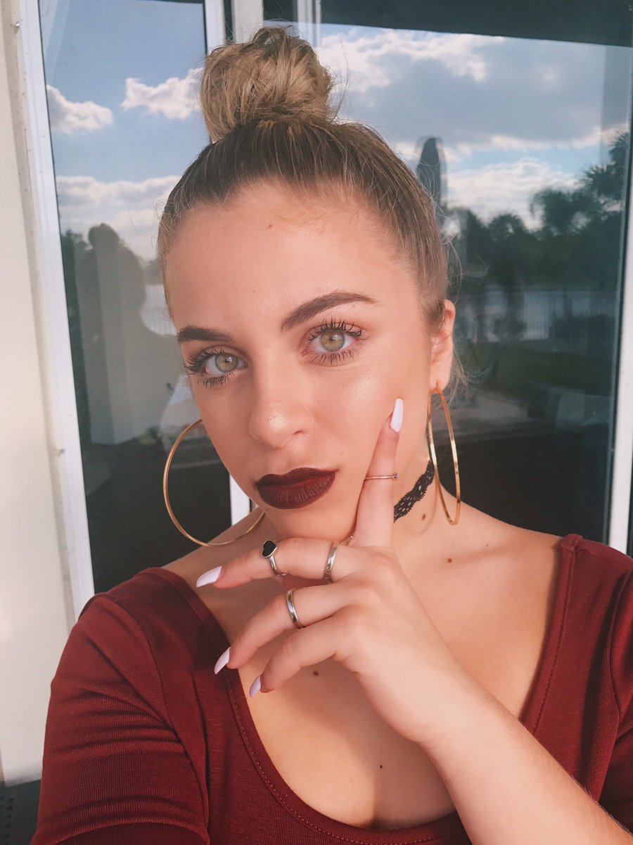 BabyAriel's tweet photo. idk what i was doing with my hand https://t.co/ddHcwJkaYl