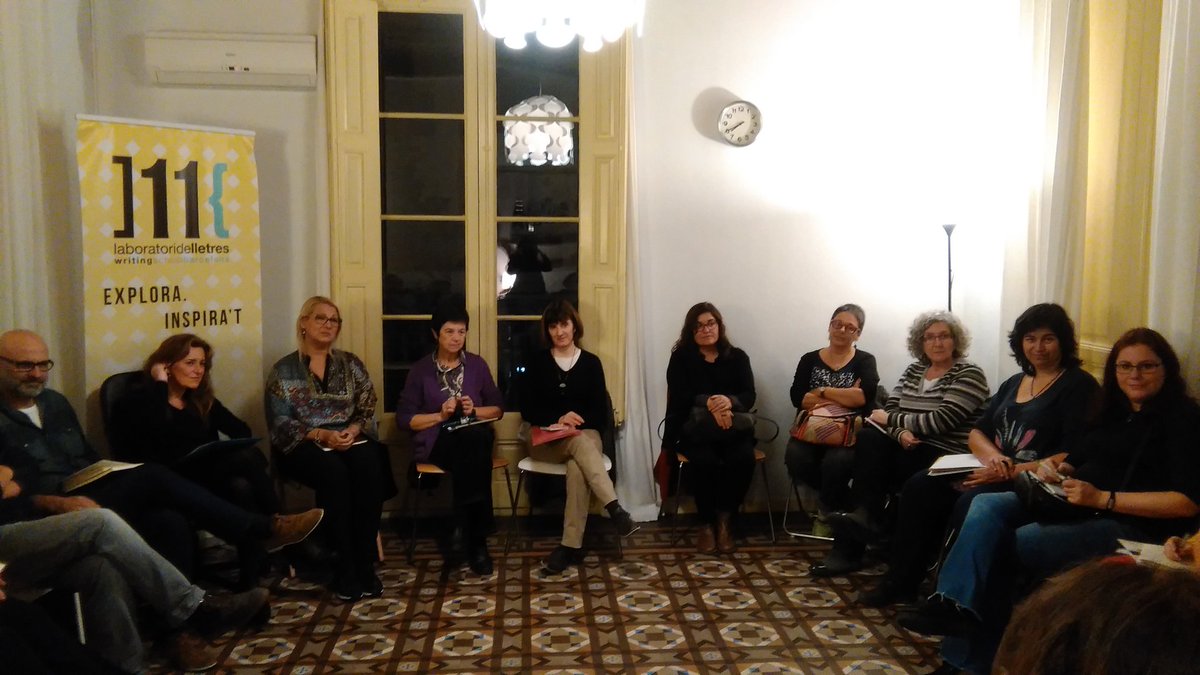 LabDeLletres's tweet photo. Una bona rotllana per parlar de com s'escriu un llibre col·lectiu. El #ClubMarina al Laboratori! https://t.co/zUXkua8wRS