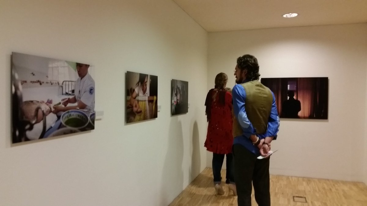 teatenerife's tweet photo. Aplausos y felicitaciones a @drexgutierrez por el trabajo que desde hoy descubre en 'Al margen'. En #TeaTenerife hasta el 15 de enero https://t.co/W63b56ieD1