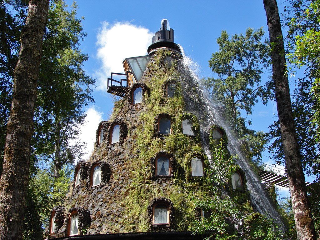 FFNTN24's tweet photo. #VeaEnFF: conozca los hoteles más exóticos del mundo. Uno de ellos es el hotel #MontañaMágicaLodge, ubicado en #Chile. https://t.co/wAgcLmxSOV