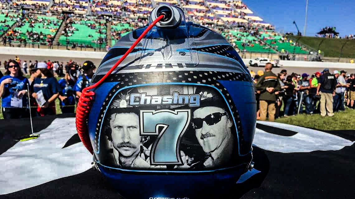 NASCARonNBC's tweet image. .@JimmieJohnson's helmet for this weekend. #Chasing7 #Championship4

(via @TeamJJF)