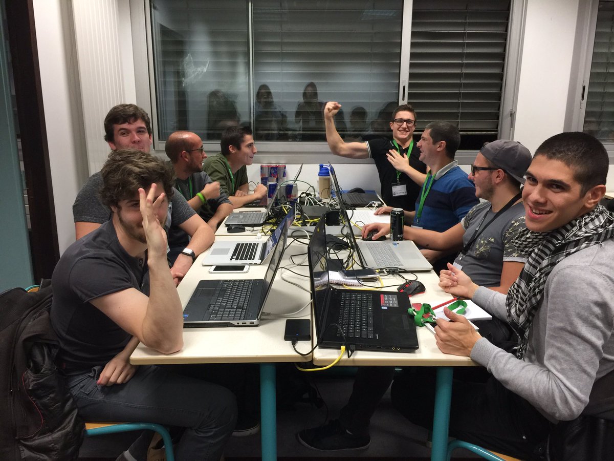 Dji_AC's tweet photo. Début de la #GreHack16 avec les Team @EPSIGrenoble
#Fonbous #Redshirts https://t.co/5J0vI2DGFK