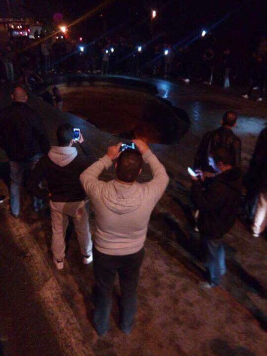 Terrible accident sur la rocade sud  à #Alger. Affaissement de la route 5 voitures sont tombées le trou