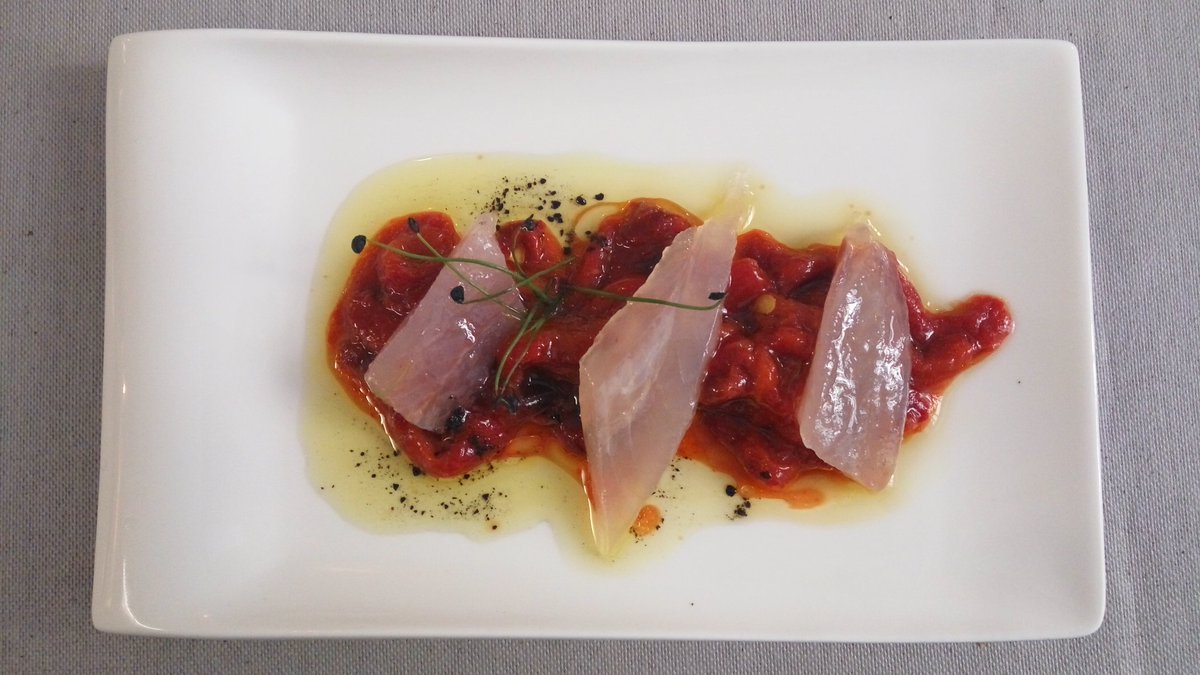Txitxarro marinado sobre pimientos manchegos y olivas deshidratadas. Galerna #Donostia <a href="/GalernaJanEdan/">GALERNA JAN EDAN</a>