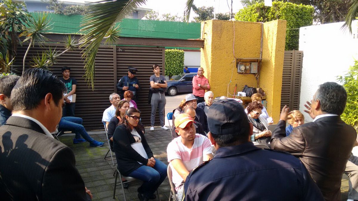 Vecinos de Col San Lorenzo Huipulco en reunión con <a href="/SSP_CDMX/">@SSP_CDMX</a> @PGJDF_CDMX  <a href="/TlalpanCDMX/">Tlalpan CDMX</a> y <a href="/SeguimientoCDMX/">Prevenir Es Más Seguro</a>, para atender sus demandas.