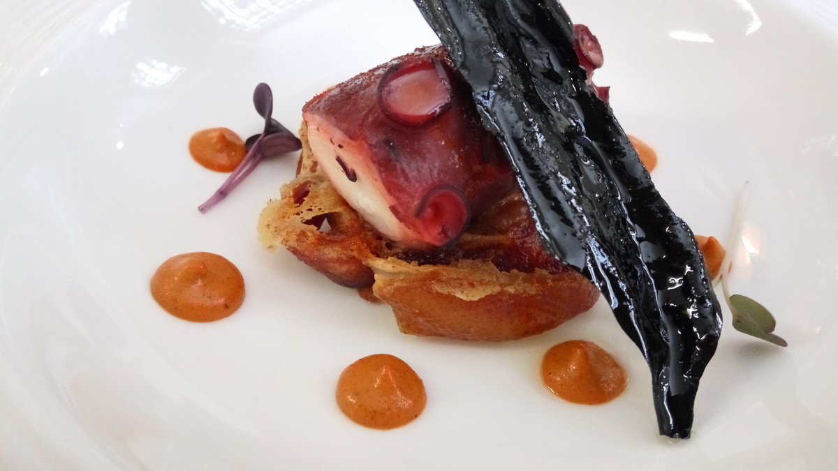 Oreja de cerdo a la plancha con pulpo, crujiente de tinta y botones de romesco con avellanas. Galerna #Donostia <a href="/GalernaJanEdan/">GALERNA JAN EDAN</a>