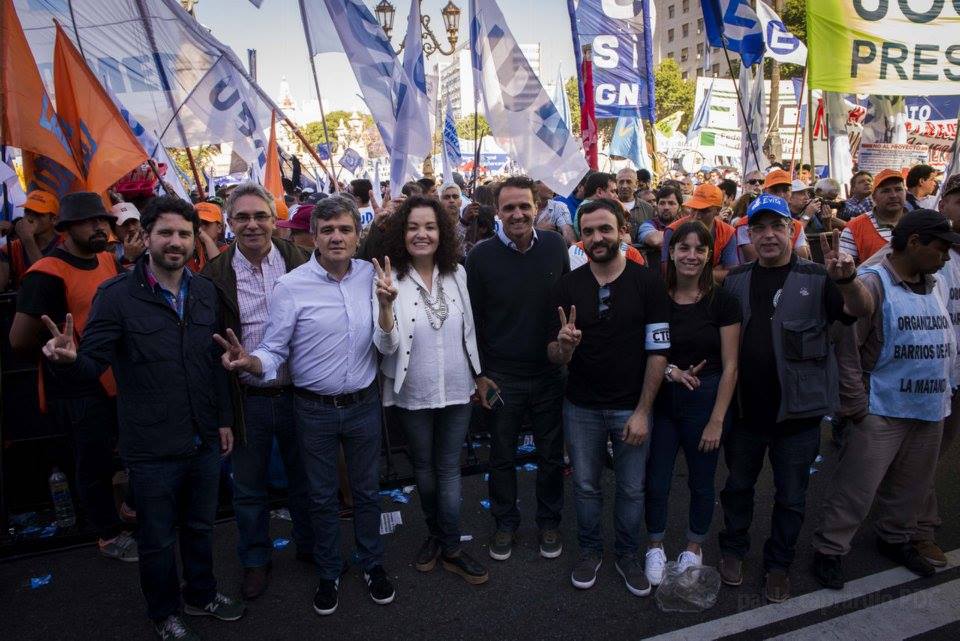 Teresita Luna, hier in der Mitte im weißen Hemd, bei einem Protestzug für die Einführung des sozialen Notstandes
