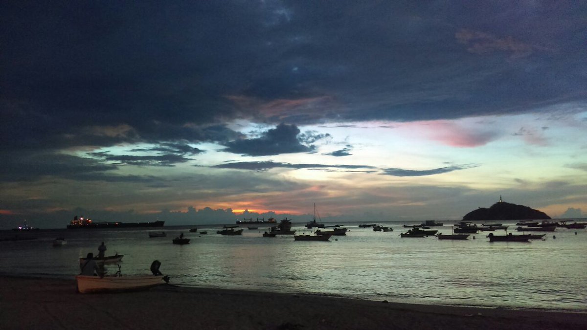 #ImagenDelDiaEI Mágico atardecer samario desde la perla, Bahía de Santa Marta.