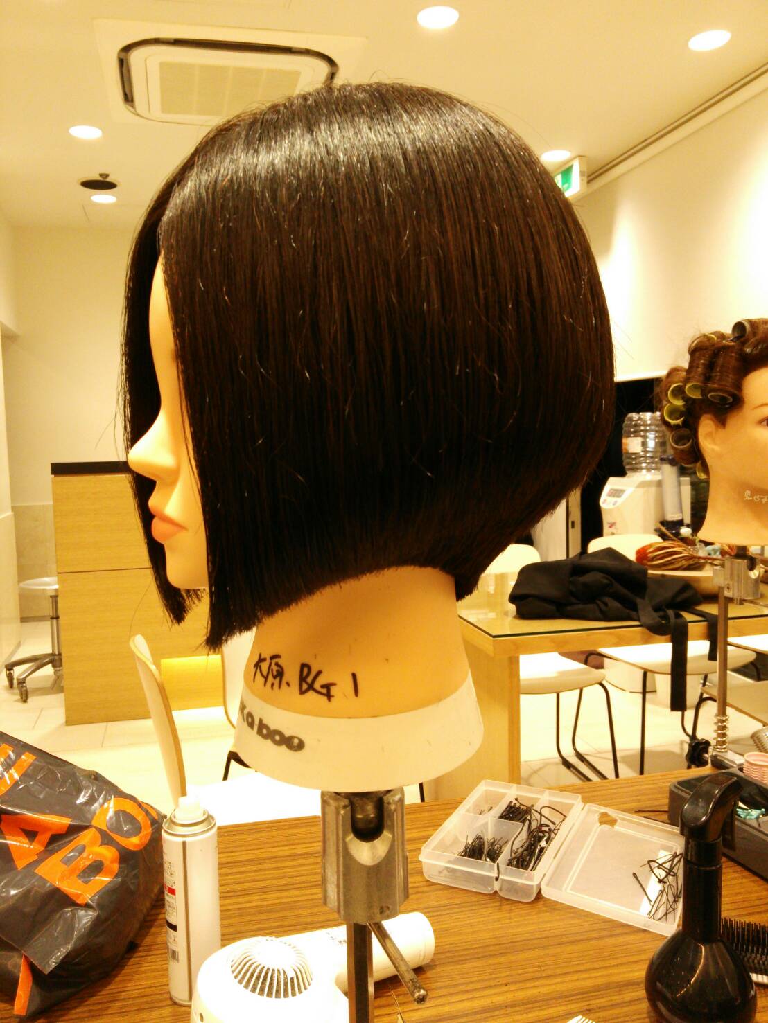 大原一晟 オオハライッセイ Garte サスーンの伝統的なクラシックグラデーションボブ 展開図公開 後頭骨から耳後ろで分けとり放射状セクションでしっかりとグラデーションの土台とウェイトを作りあげていくことが重要なポイントです ちなみに3枚目 大原一晟 オオハライッセイ Garte サスーンの伝統的なクラシックグラデーションボブ 展開図公開 後頭骨から耳後ろで分けとり放射状セクションでしっかりとグラデーションの土台とウェイトを作りあげていくことが重要なポイントです ちなみに3枚目