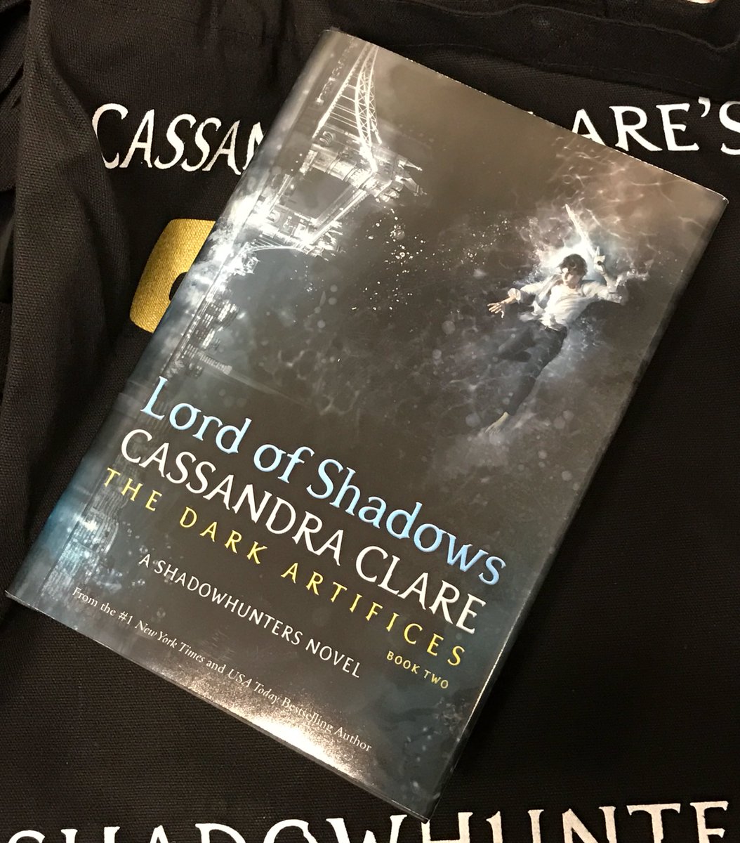 MundieMoms's tweet photo. The cover for #lordofshadows @cassieclare @simonteen @arosende #TFSANYC https://t.co/JcIkHykhPU