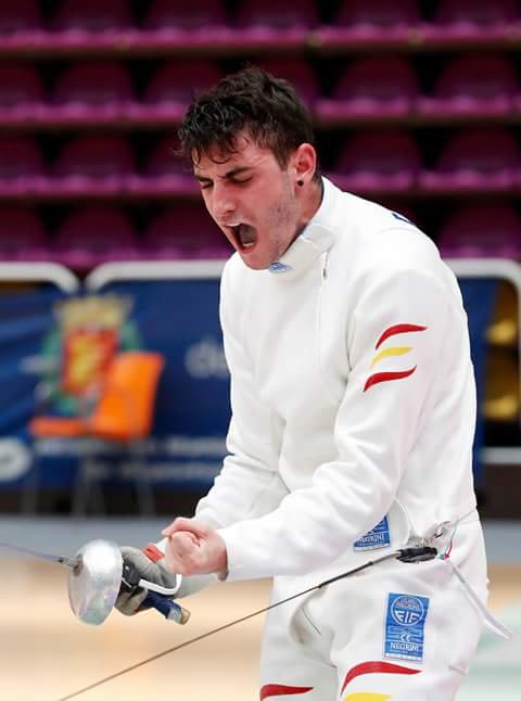 #Esgrima Espada Torneo B.Aires
Tablon prel
<a href="/AFabregatPodium/">Ángel Fabregat</a> vence a M. Bielec POL 15-14 y a Curtis MacDowall USA 15-13 y pasa a Tablon de 64