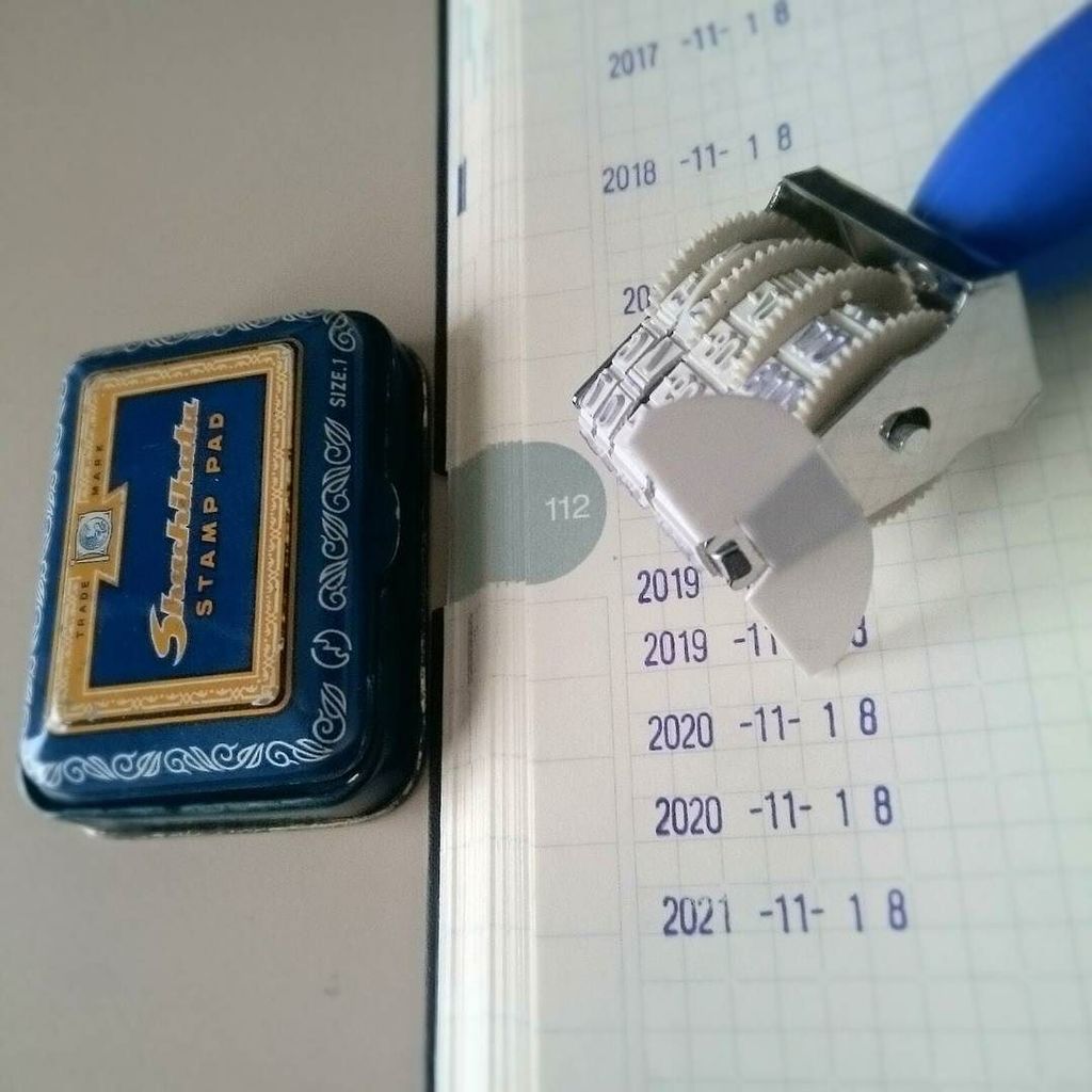 ふでばこ No Twitter 100均 の 日付スタンプ にガイドを貼り付けて 方眼ノート に真っ直ぐ押せるよう練習 10年連用 日記 T Co Pfvixfwkhk