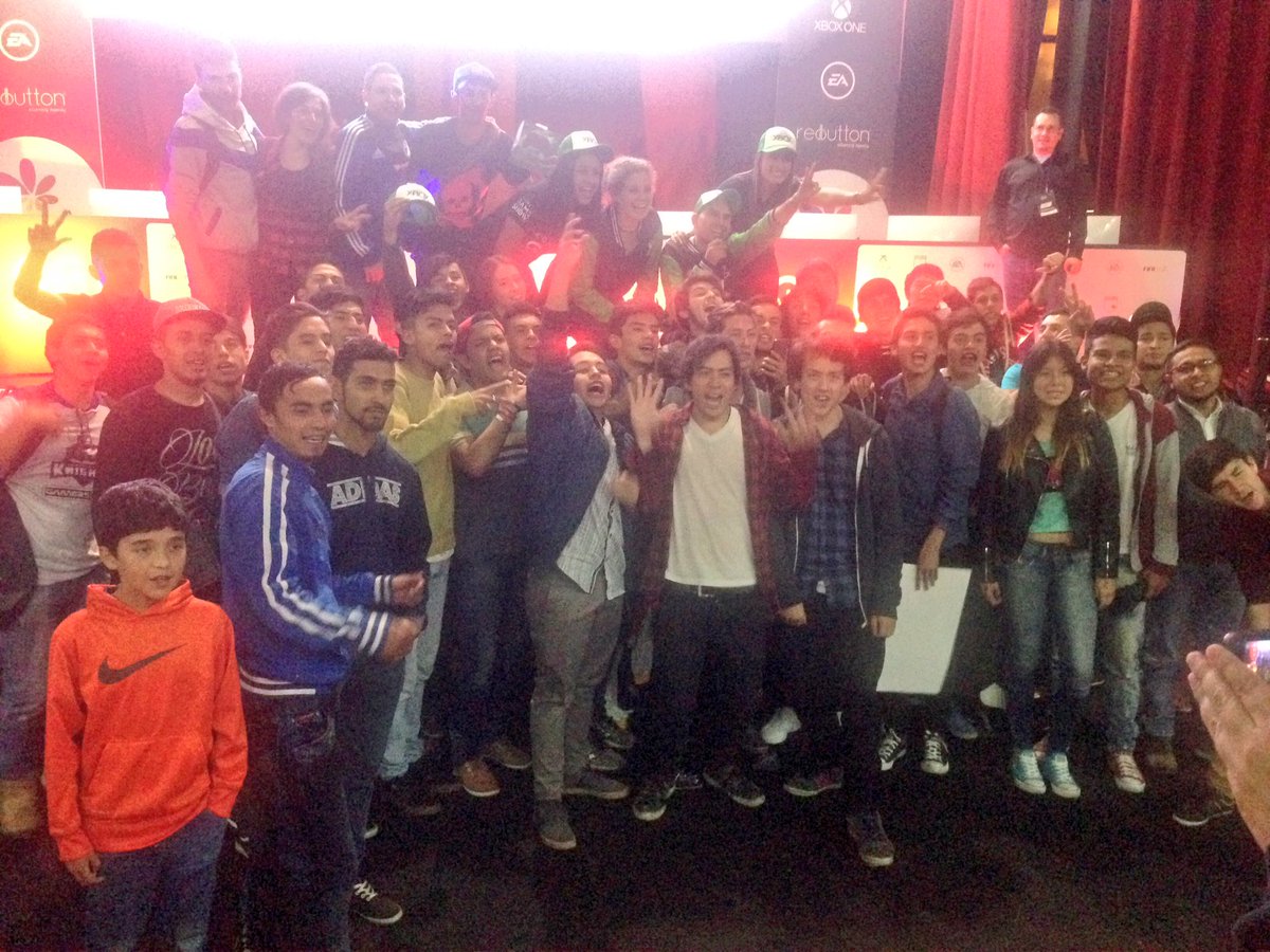ColGameShow's tweet image. Los fans de @XboxColombia celebraron sus 15 años #EnCGS2016