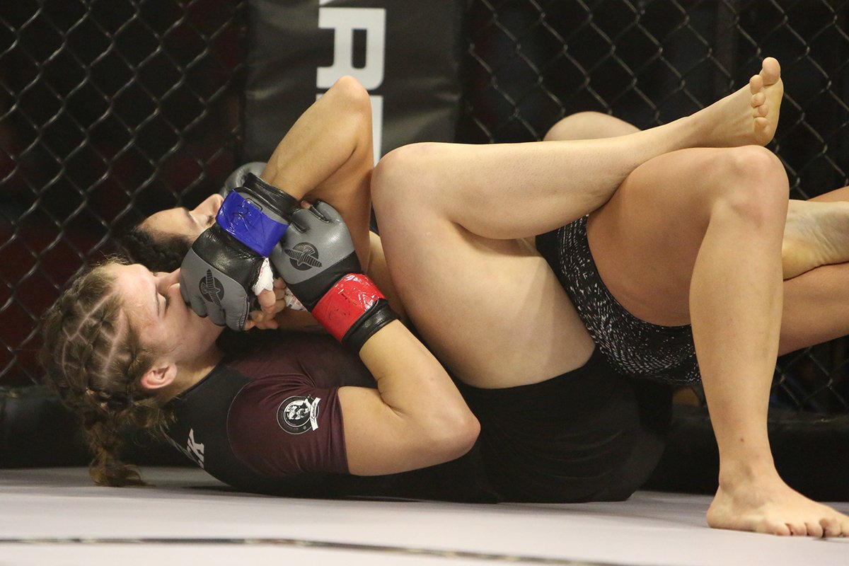 ThatMMAShow's tweet photo. #MirandaMaverick defeats #SamanthaDiaz @InvictaFights 20 via 1st round RNC #thatMMAShow #JimmyRangePhotography #InvictaFC20 https://t.co/AAHyAgERCL