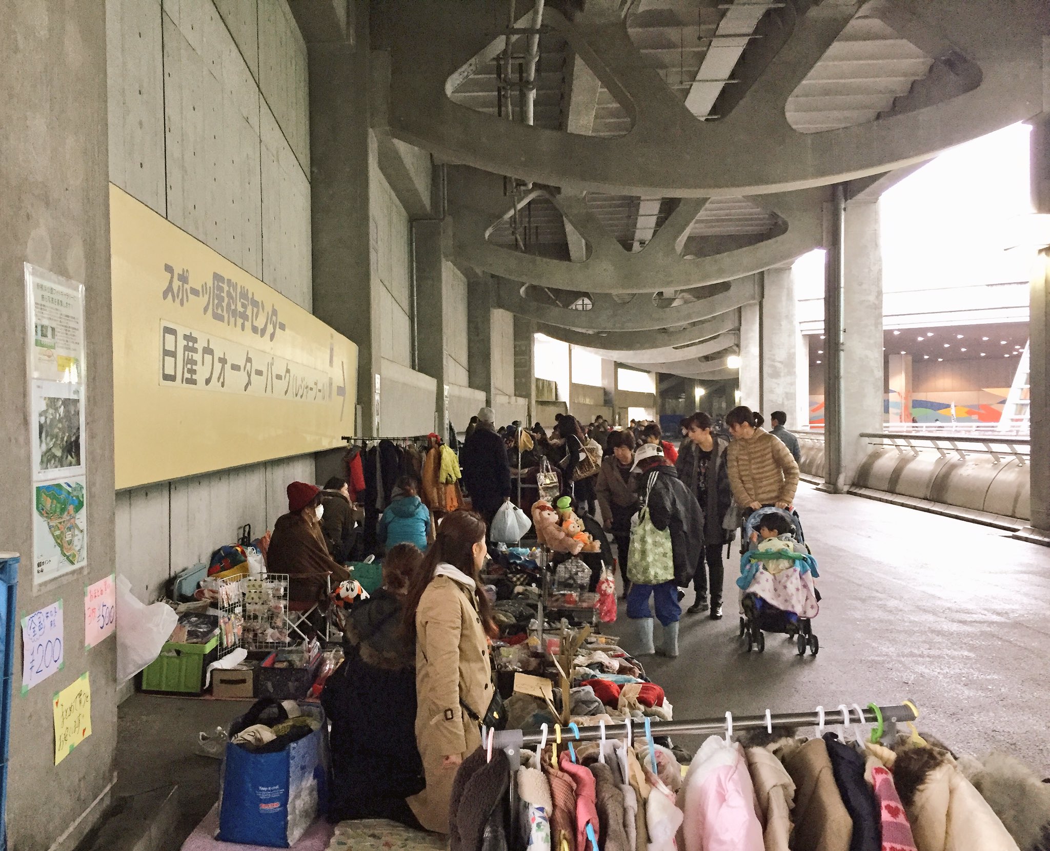 リサイクル神奈川 フリーマーケット 本日 日産スタジアム にてフリーマーケット開催中です 本日は天候不良の為 リング通路内で開催しております アクセス 小机駅より徒歩約7分 新横浜駅より徒歩約12分 時間 10 16時 キッチンカーや食品ブース
