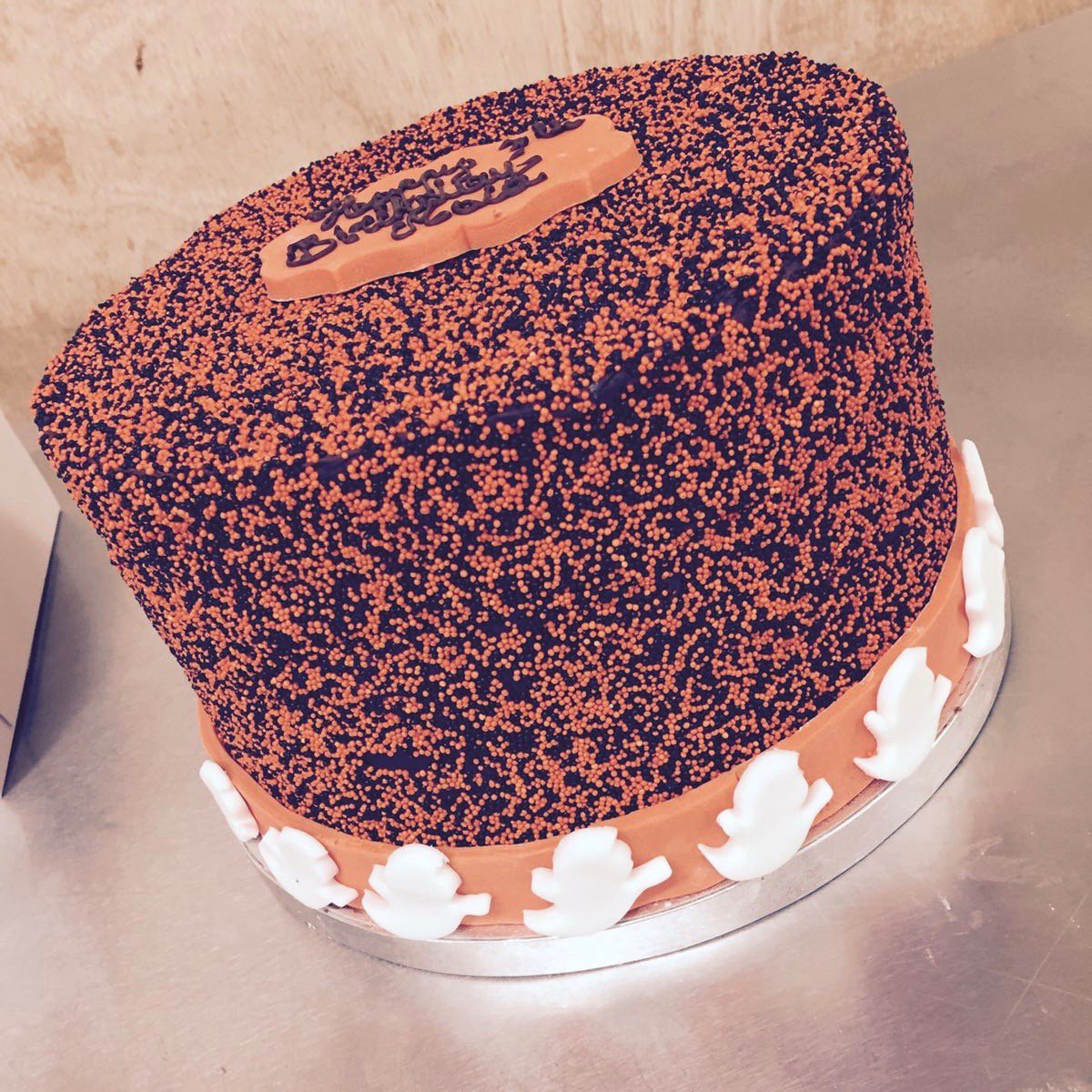 And we're off at <a href="/BarnesFarmersMk/">BarnesFarmersMarket</a> with lovely #cakes #hotchocolate and much more. Come along 'til 2pm