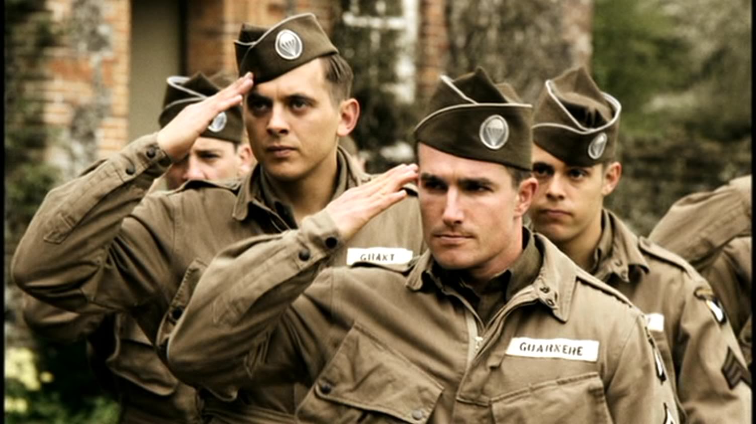 توییتر ドライゼ در توییتر バンド オブ ブラザース スピルバーグとトム ハンクス による 第二次大戦中の実在した米エリート空挺部隊を描いた戦争ドラマ 部隊誕生から終戦まで全10話で構成され 訓練や戦闘および降下シーンは圧巻 兵士たちの苦悩や友情 絆