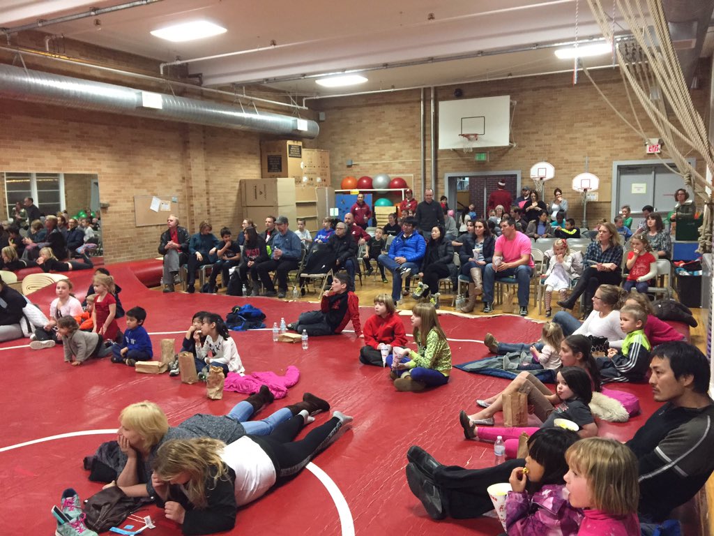 j24_james's tweet photo. It's auction time! #PullmanFamilyNight #PullmanCares @ESD113 @scottkillough https://t.co/G0KfwT82Tq
