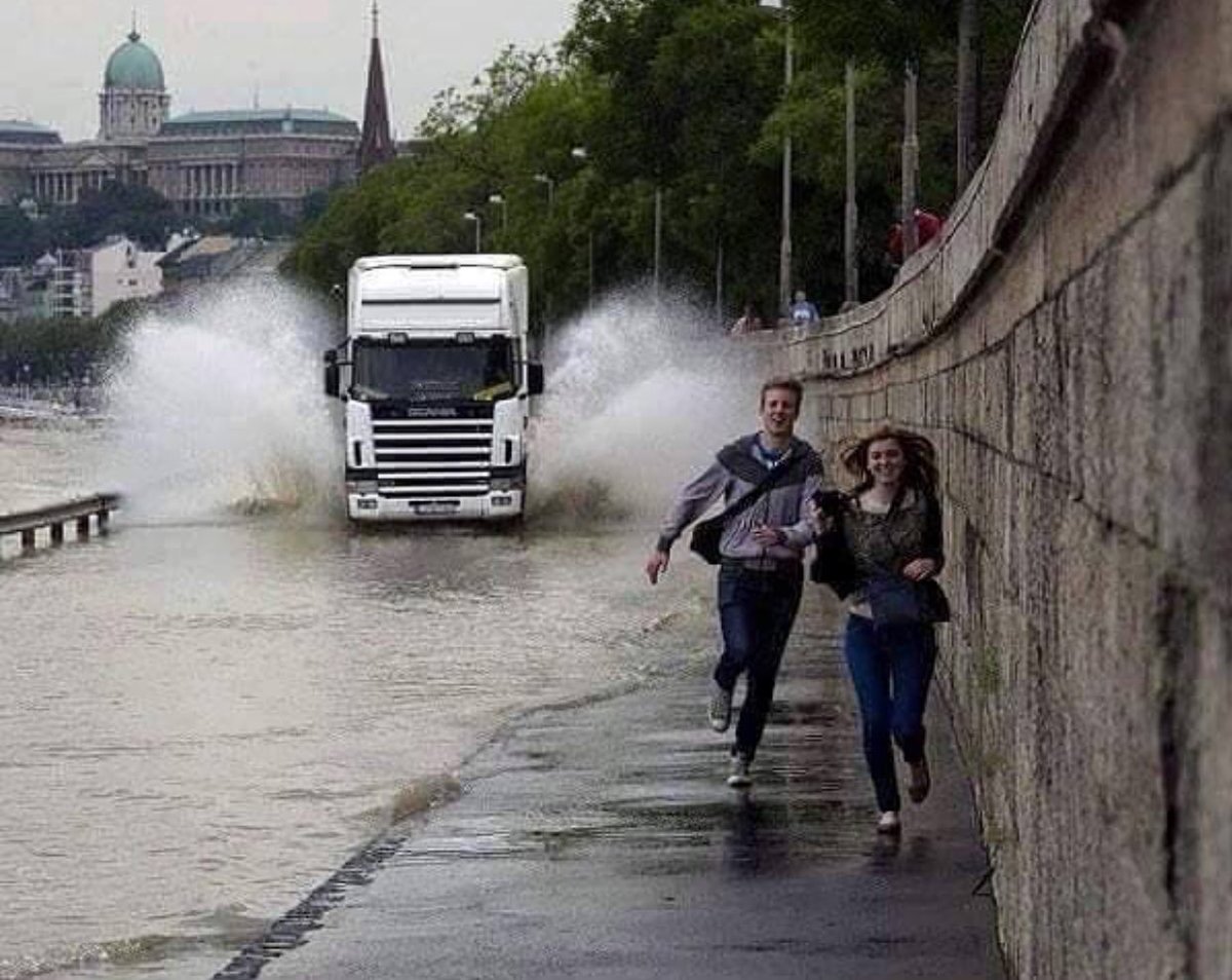 تزوجي رجلا لا تخجلين من الركض معه بعد ان افسدت الامطار كحلتك ، فمن يحبك يراك جميله بكل حال ❤️️ #حب #الحب_جنون