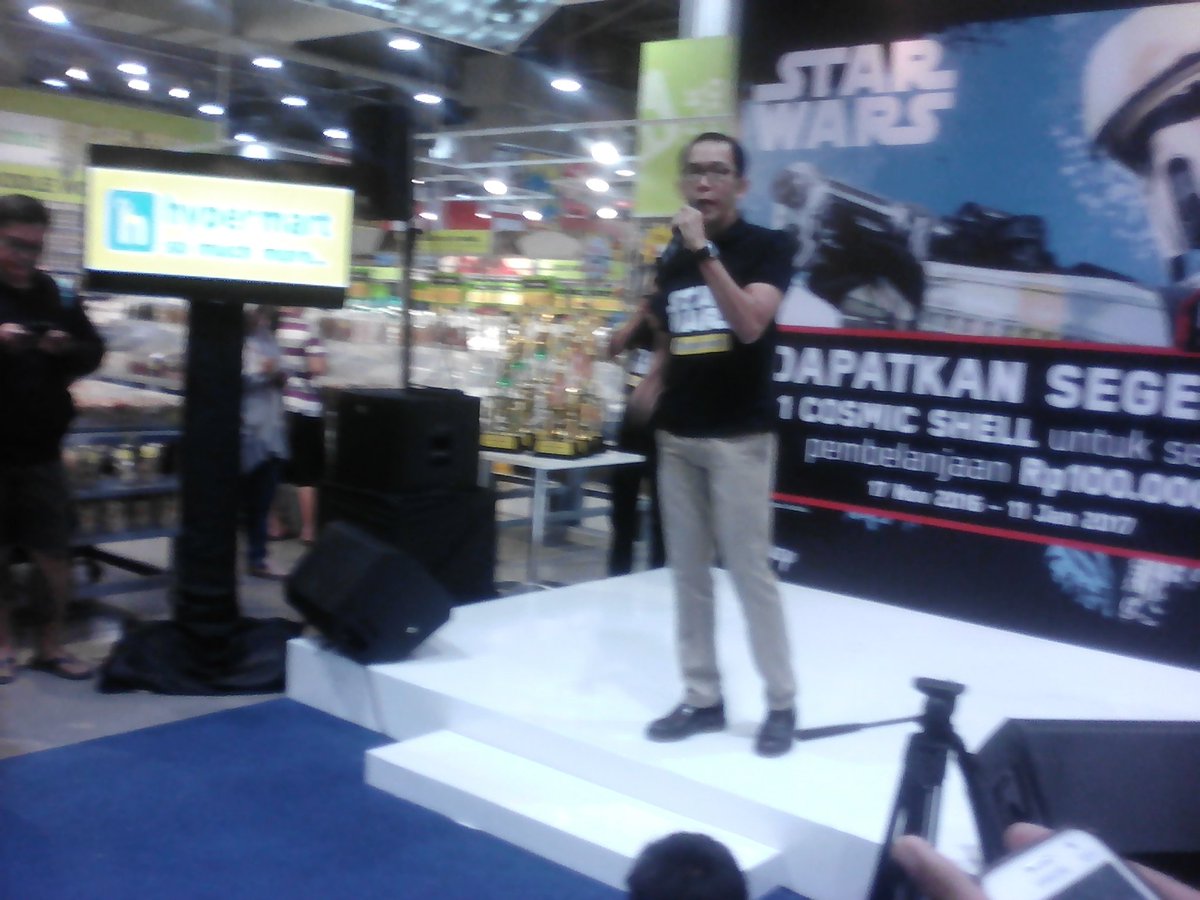 azis_ILM's tweet photo. Pak Ginda D'Siregar lagi opening acara pagi hari ini #Hypermartstarwars @bloggercrony @hicard_id @TabloidGenieMNC https://t.co/5CmNPGk73G