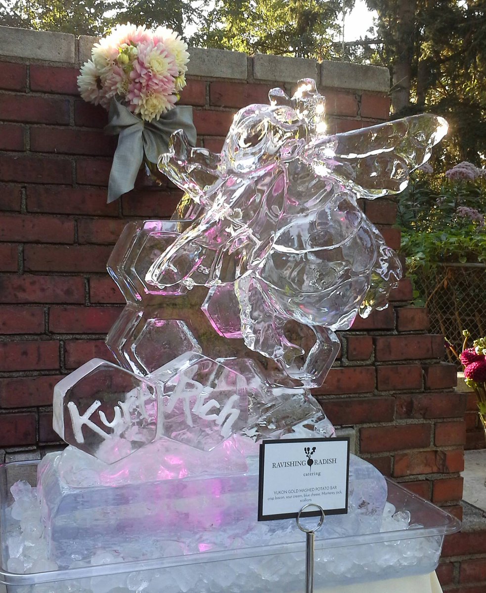 iceworksNW's tweet photo. Honeybee. #ice #art #honeybee https://t.co/qPZGnR2Cfp