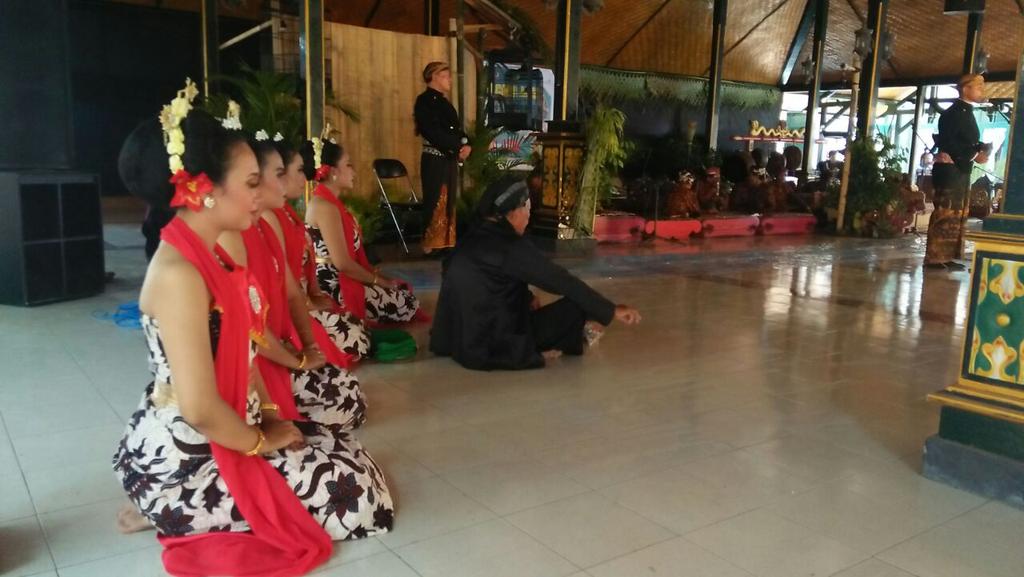 RTIKbwi's tweet photo. Today.... dr Pelinggihan Disbudpar. Happy weekend @a_azwarnas @banyuwangi_kab @fu4dharis #rtik #rtikbwi #rtikupdate https://t.co/xgxAoN37Jp