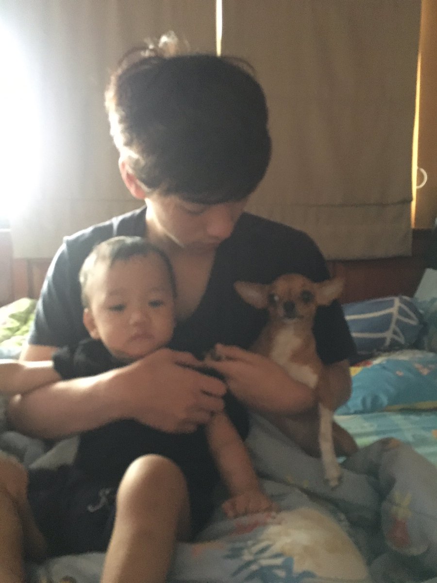 lilly2514's tweet photo. เมื่อโอ๊ตไม่ตื่นก็มีทั้งน้องหมาและเด็กซนมาถล่มที่นอนสิค่ะรอไร 555 https://t.co/7ba481oN5F