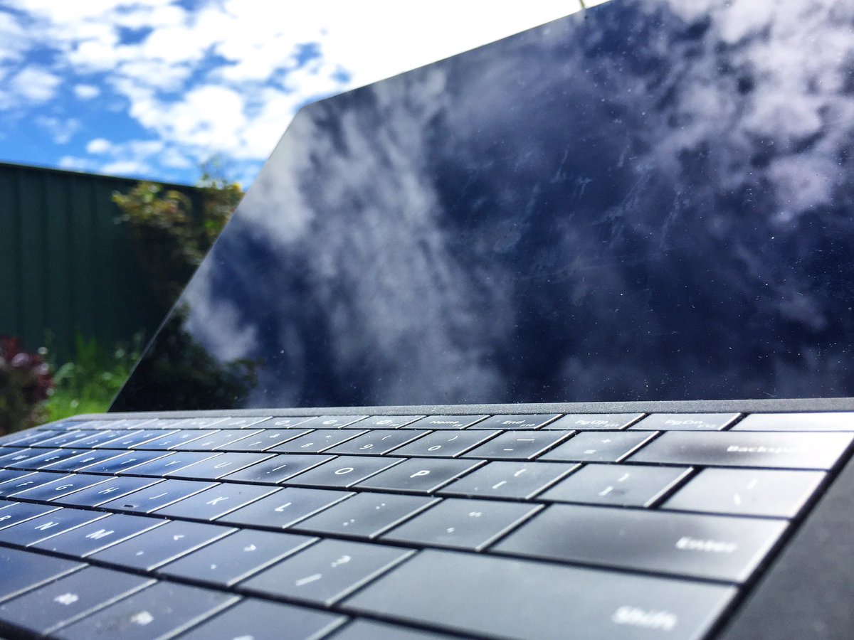 Jeefcake's tweet photo. One of those days you gotta be working in the sun โ๏ธ
#writing #gettingsunburnt #writingaboutmagic #writer https://t.co/ry4g5XqBPu