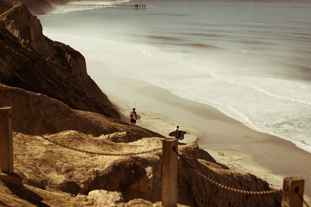 DriftSurf's tweet photo. Moonage Daydream - California sees a week of long-period lunacy under a lunar landscape https://t.co/WfGZXBEHqf https://t.co/XC7qHRuhGz