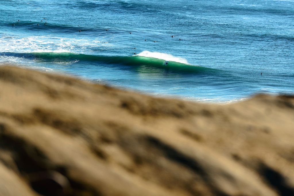 DriftSurf's tweet photo. Moonage Daydream - California sees a week of long-period lunacy under a lunar landscape https://t.co/WfGZXBEHqf https://t.co/XC7qHRuhGz
