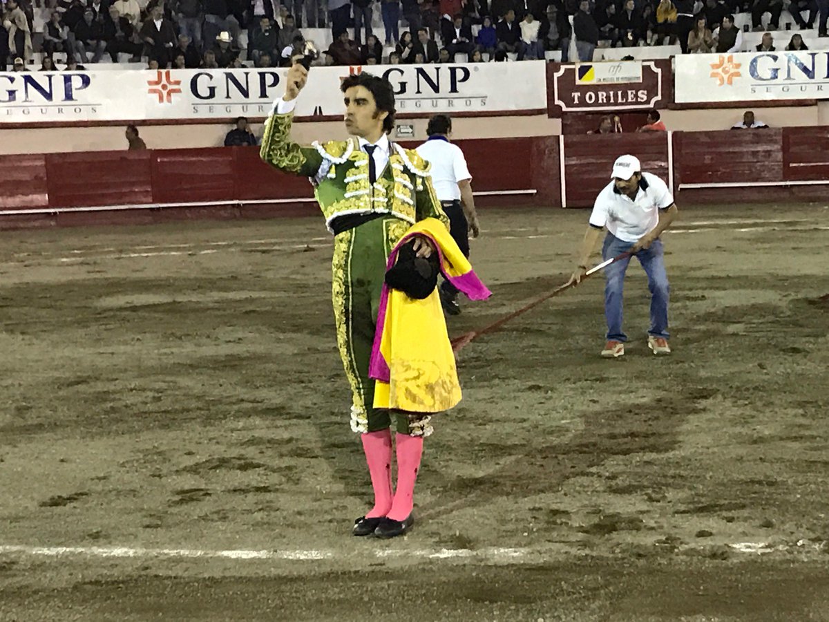 ntrtoros's tweet photo. #Irapuat @InfoMAPerera indulta a "Maestro Lalo" de San Miguel de Mimiahuapam, Zotoluco corta una oreja y @elpayo_ fue ovacionado. https://t.co/JbpZtTd8jV