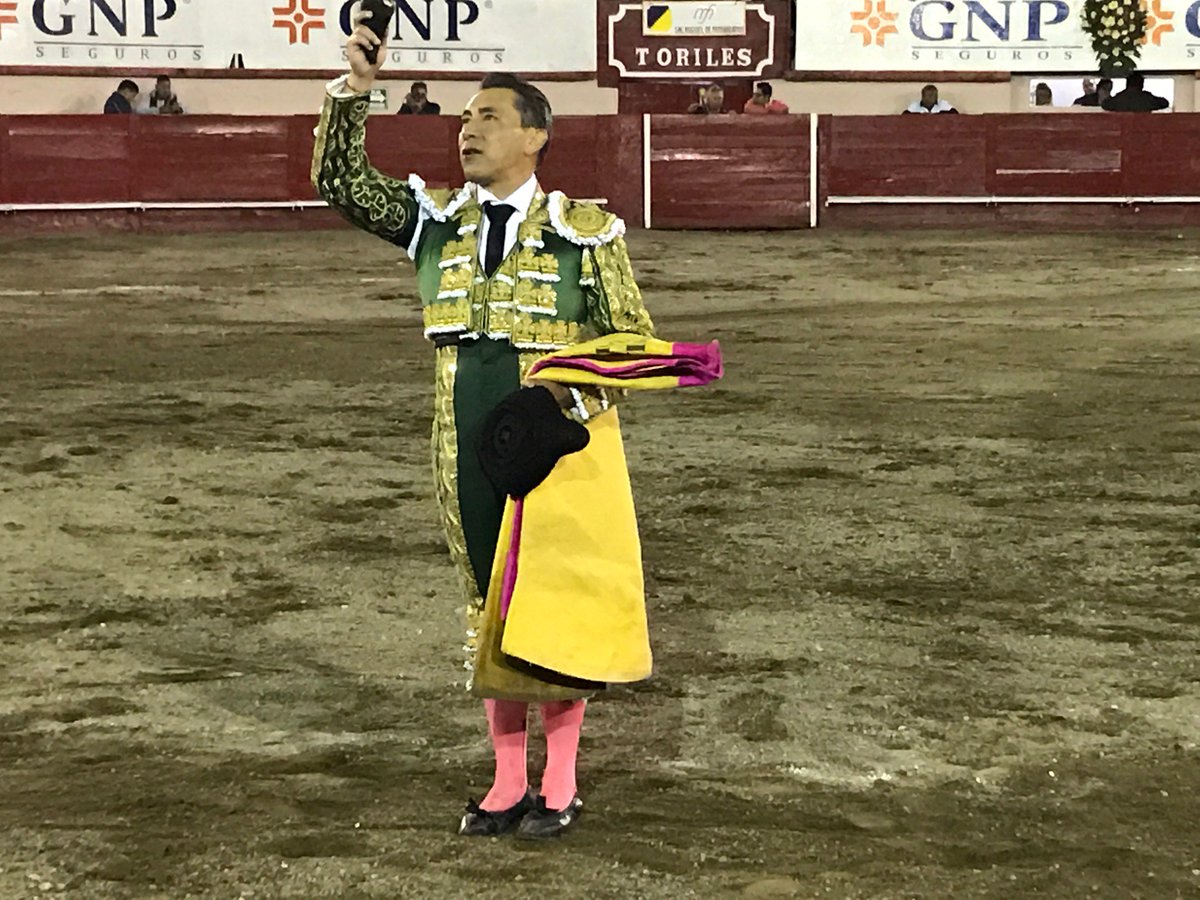 ntrtoros's tweet photo. #Irapuat @InfoMAPerera indulta a "Maestro Lalo" de San Miguel de Mimiahuapam, Zotoluco corta una oreja y @elpayo_ fue ovacionado. https://t.co/JbpZtTd8jV