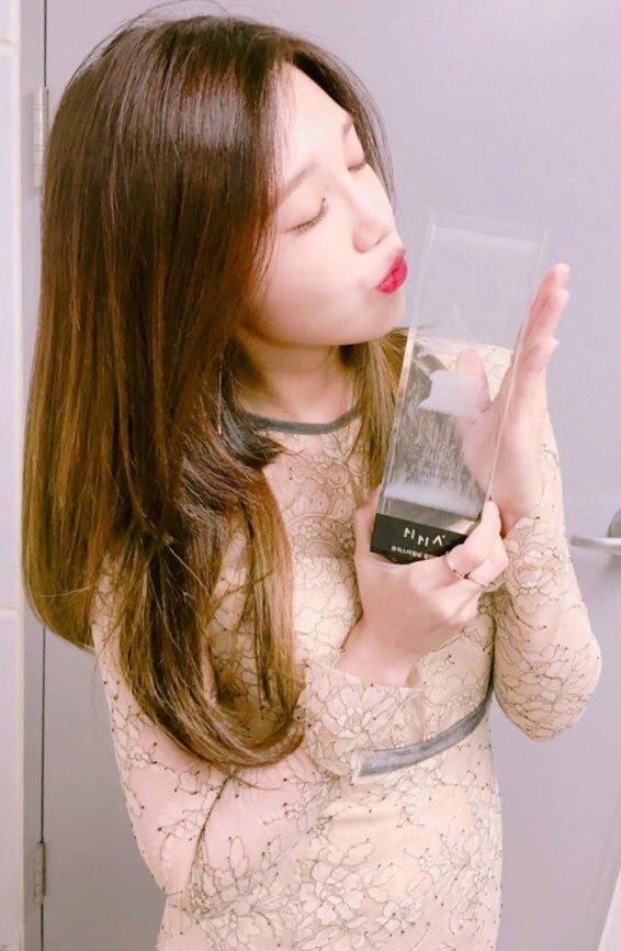 [에이핑크] 믕지 멜론시상식 트로피 인증샷 | 인스티즈