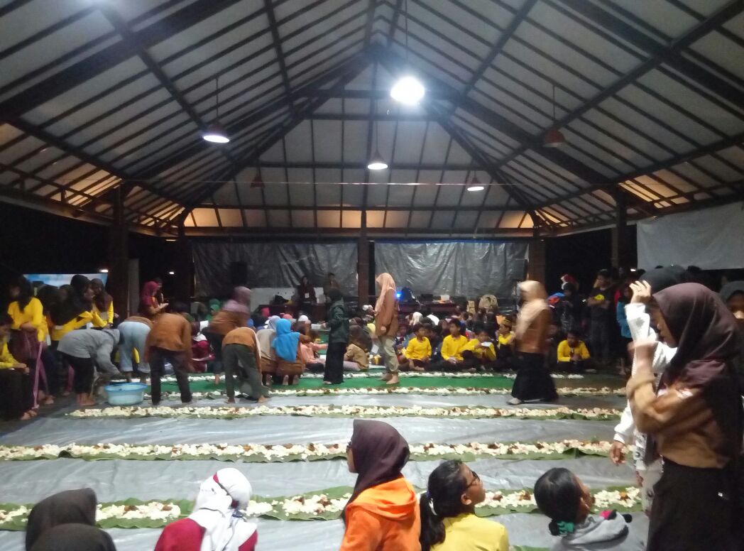 PcintaAnakYatim's tweet photo. #KEMBER2016 #BuatMerekaTersenyum #BeraniBeraksiBeraniBerbagi https://t.co/EARWtHbAyV