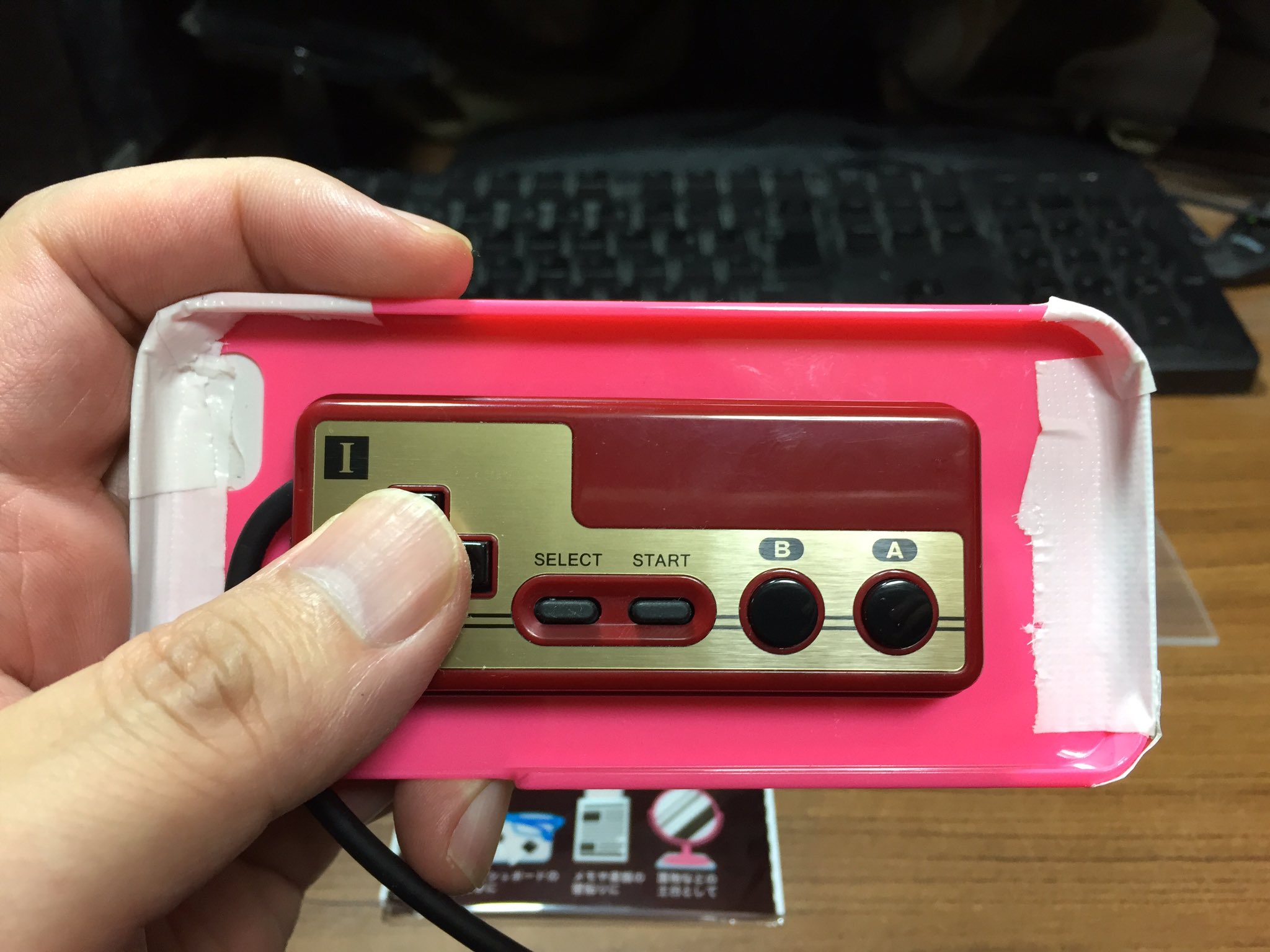 Mappi Twitterissa ミニファミコンの小さいコントローラ を自分なりに持ちやすくした工夫 ダイソーでiphone5のケースと すべりにくい両面吸着シート を買い コントローラの大きさに切った吸着シートを使ってケースに貼るだけ たったコレだけでも 自分的にはかなり