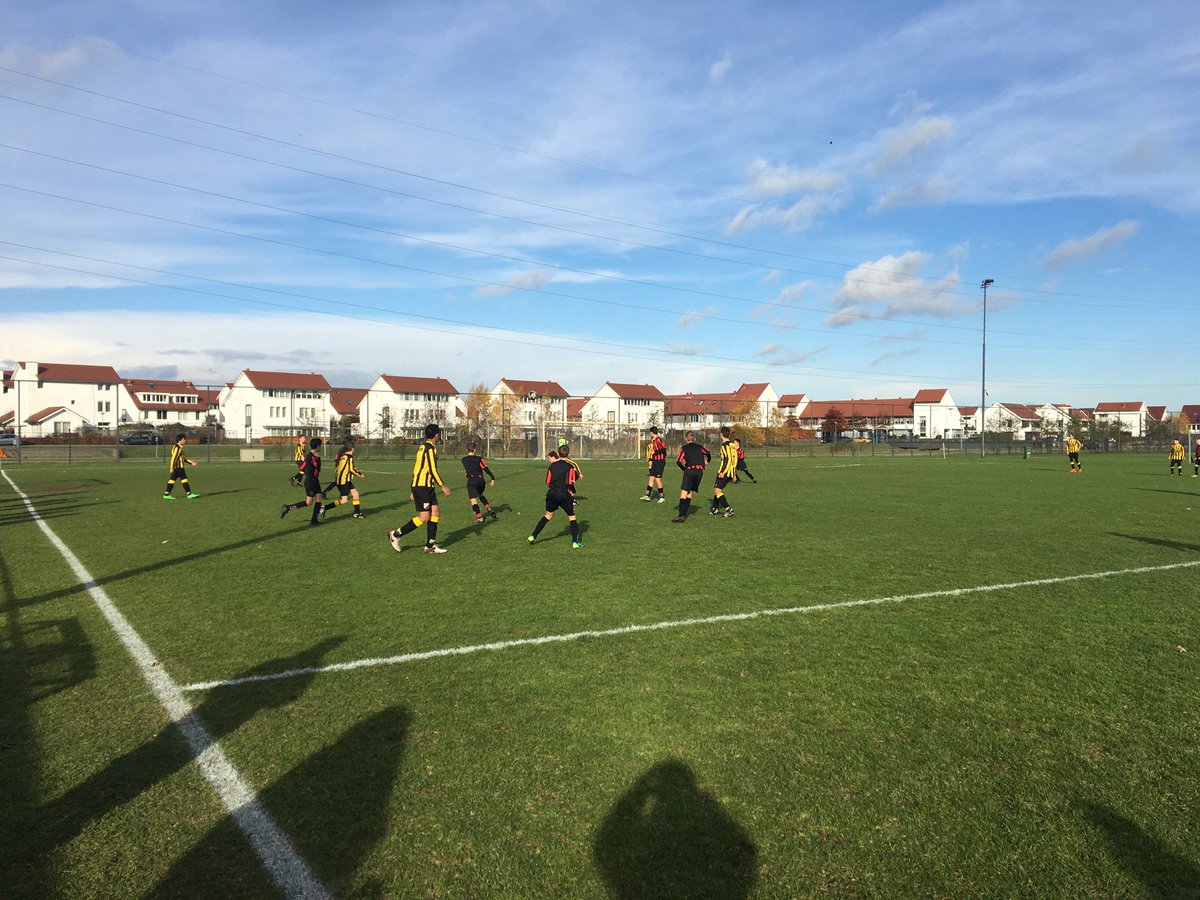 geoffvrosmalen's tweet photo. Matchday! ⚽️ #OJC Rosmalen JO15-8 tegen #Theole JO15-4 #KNVB #Competitie #Rosmalen #Tiel https://t.co/nlRQfKiXTT https://t.co/jezzLnnqTr