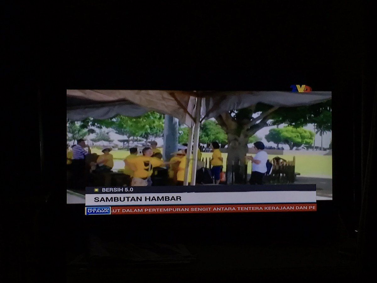 SampahRemajaKL's tweet photo. "Tak sampai 500 orang" 
"Sambutan hambar"

TV3 ni gentle saja jadi bodoh ke apa.. 
Im done 😂 https://t.co/CPSXWvk2bm