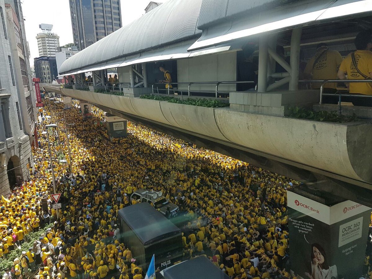 SampahRemajaKL's tweet photo. "Tak sampai 500 orang" 
"Sambutan hambar"

TV3 ni gentle saja jadi bodoh ke apa.. 
Im done 😂 https://t.co/CPSXWvk2bm
