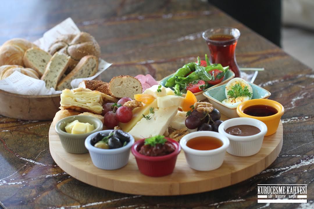 Pazar kahvaltısını sıradan bir öğün değil bir ritüel tadında yaşamayı sevenleri bu hafta sonu Kuruçeşme Kahvesi Ataşehir’e bekliyoruz.